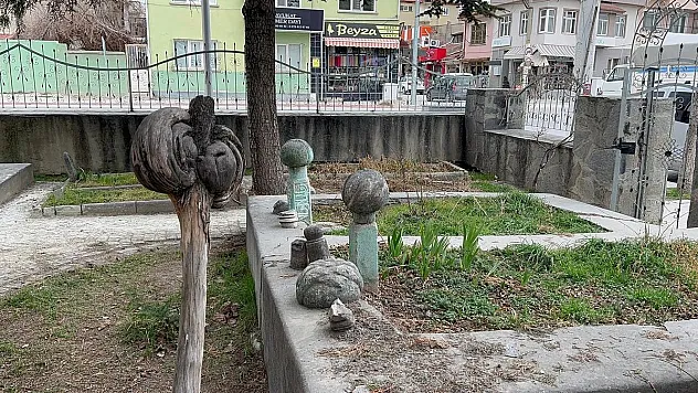 Bolvadin Kadısı Vecceddin Efendi Türbesi'ni görenler hayretler içerisinde kalıyor