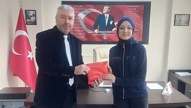 Bolvadinli Lise Öğrencisinden İstiklal Marşı Yarışmasında Büyük Başarı