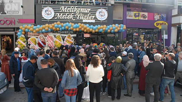 Bu kafede 'Melek  Yüzlüler' hizmet verecek