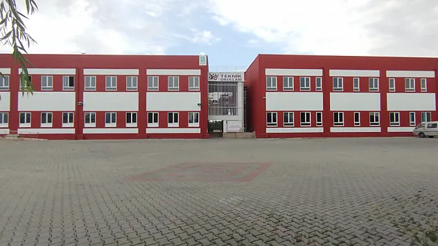 Bu Kolej, Öğrenciyi Altın Bilezik Sahibi Yapıyor