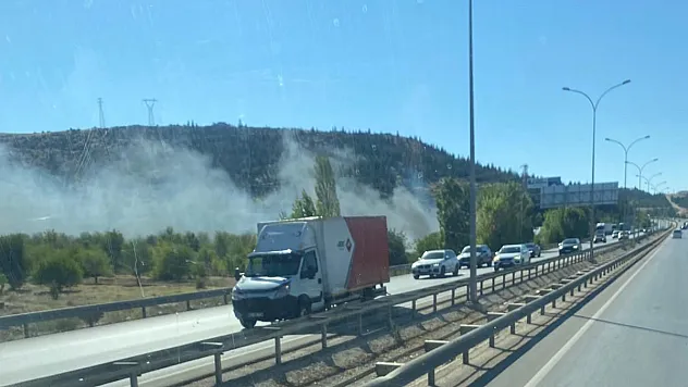 Buradan Binlerce Yolcu Geçiyor… Ot Yangını Korkuttu