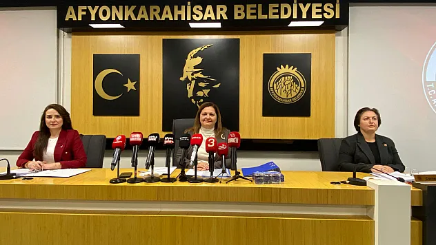 Burcu Köksal'dan Zeybek Dönemine Gönderme: Yılanların Arasına Yollandı!