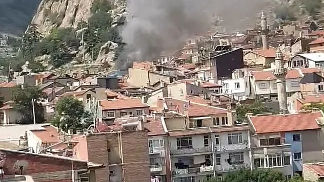Burmalı’da yangın: 3 evin çatısı zarar gördü