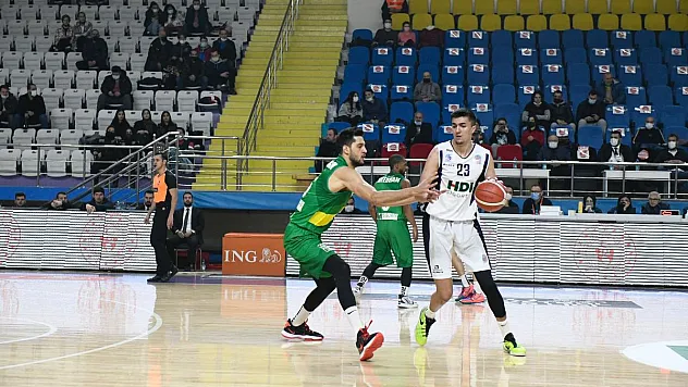 Bursa ilk yarıyı önde kapattı 28-58