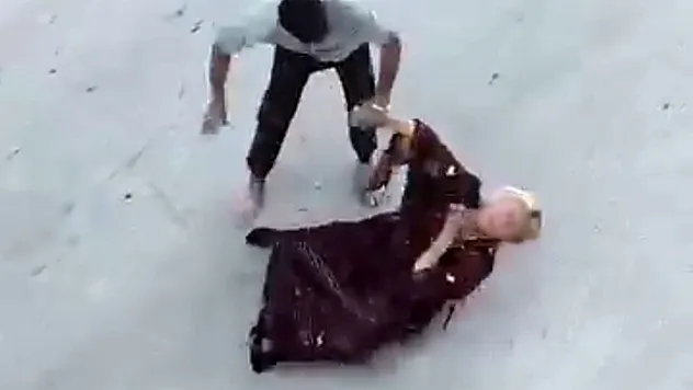 Cadde Ortasında Boğazını Sıktığı Kadını Yerde Sürükledi