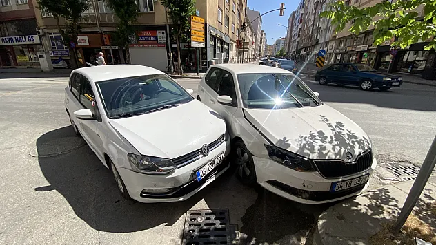 Caddede Çarpışan 2 Otomobilde Maddi Hasar Oluştu