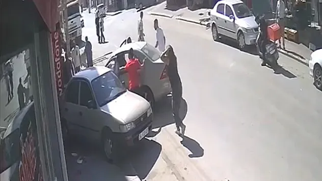 Çarptığı Araç, 11 Yaşındaki Çocuğu Duvara Sıkıştırdı
