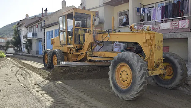 Çay'da yol yenileme çalışmaları başladı