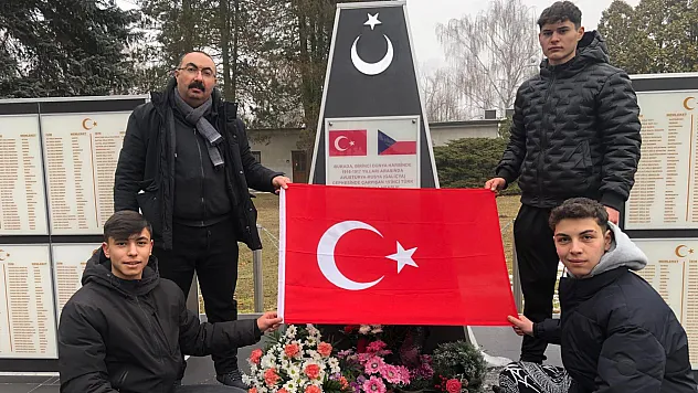 Çekya'daki Türk Şehitliğini Ziyaret Edip Bayrak Açtılar