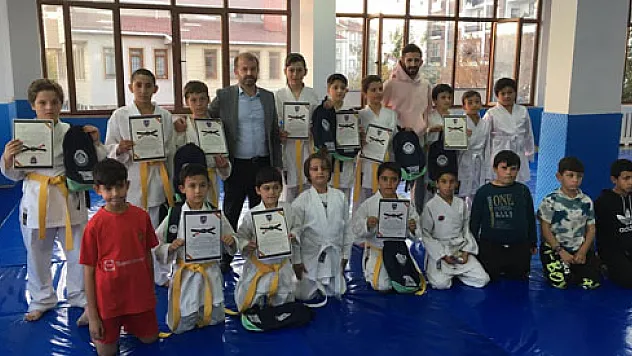 Çetinaktı kuşak sınavına geçenlere sertifikalarını verdi