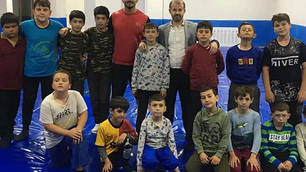 Çetinaktı, sporcuları ziyaret etti
