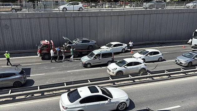 Çevre Yolu'nda 3 Aracın Karıştığı Zincirleme Kaza: 2 Yaralı