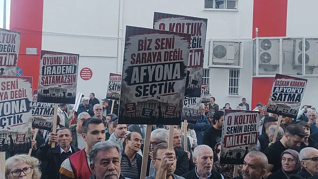 CHP'liler Bugün De Belediye Önünde