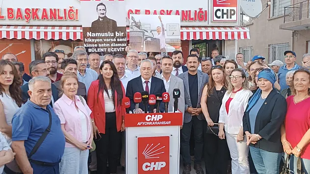 CHP Önünde Yeni Parti'ye Katılım Açıklaması