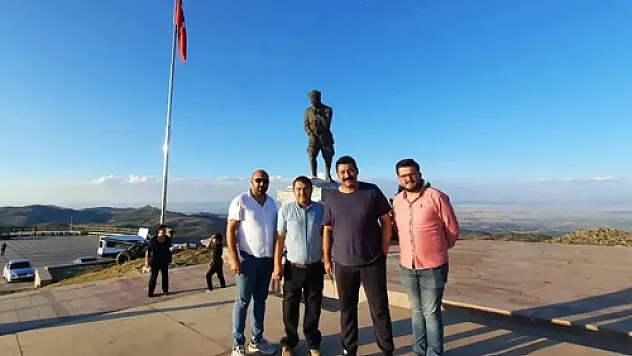 CHP'li gençler Kocatepe'de  Ata'nın imzasını oluşturacak