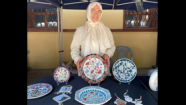 Çini Sanatı İle İlmek İlmek İşlediği Ürünler 950 Derece Sıcaklıkta Pişiriliyor