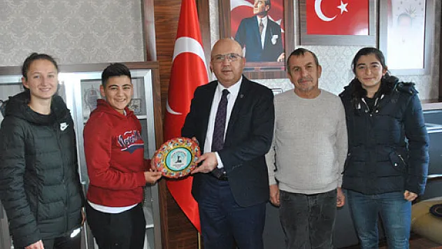 Çoban kadın futbol takımına destek istedi