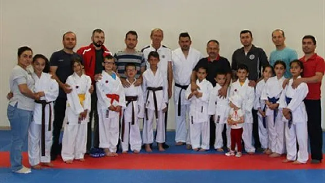 Çocuklar ailesiyle birlikte spor yapıyor