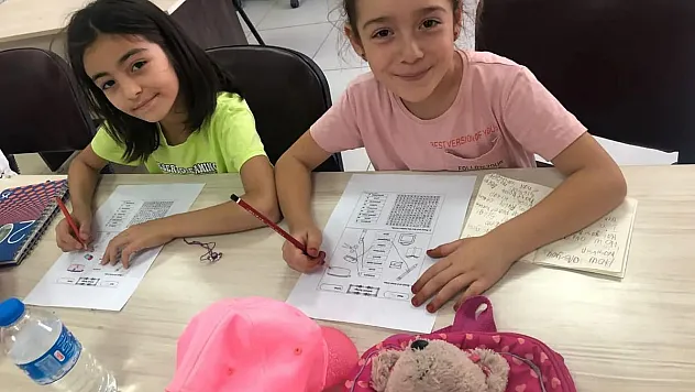 Çocuklar İngilizce öğrenirken eğleniyor