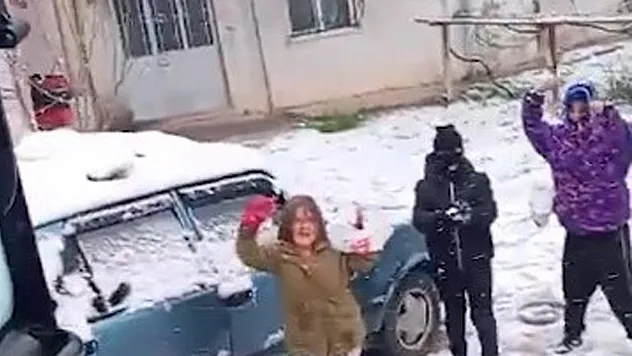 Çocuklar Karları Temizlemesin Diye Temizleme Aracını Kartopuna Tuttu