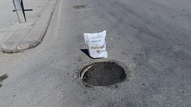 Çöken Rögar Kapağını Gören Vatandaş Poşetle Önlem Aldı