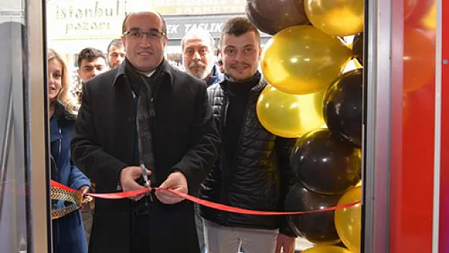 Çöl, iş yeri açılışına katıldı