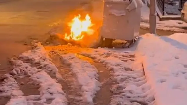 Çöp Konteynırı Yanına Bırakılan Eşyalar Alev Aldı