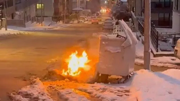 Çöp Konteynırı Yanına Bırakılan Eşyalar Alev Aldı