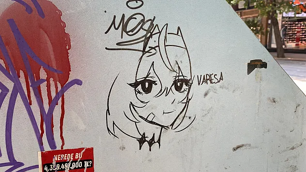 Çöp Kutusunun Üzerine Çizilen 'Anime Kızı' Dikkat Çekti