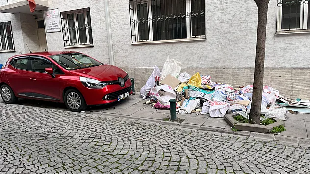 Çöp Yığını Kaldırımı Kapattı