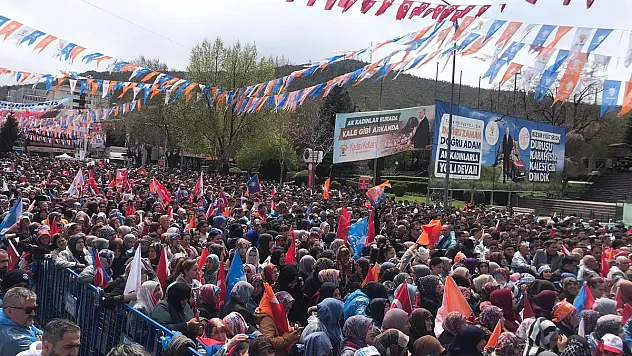 Cumhurbaşkanı Erdoğan’ı yağmur altında on binlerce kişi dinledi