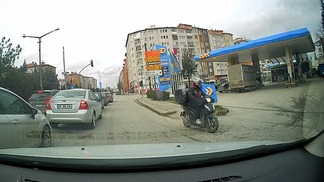 Cumhuriyet Bulvarı'nda Motosikletli Kuryeden Ters Yön İhlali