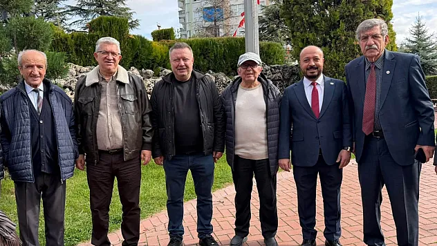 'Cumhuriyete Bu Kadar Uzak Olan, Halktan Korkan Bu Makamda Duramaz'