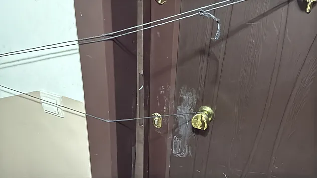 Daire Kapısını Kıran Kasklı 3 Şüpheli Uyuşturucu Dolu 3 Koliyi Kaçırdı