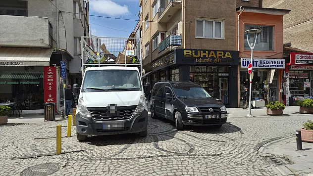 Dar Sokakta Hatalı Park Trafiği Olumsuz Etkiledi