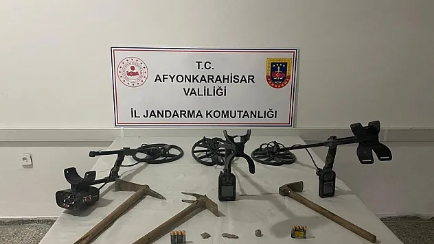 Dedektörle define ararken yakalandılar