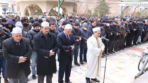 Depremde vefat edenler için  gıyabi cenaze namazı kılındı