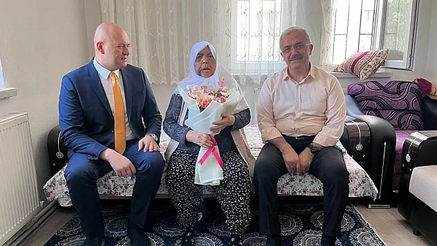 Devlet Ana Şehit Ailelerinin Yanında