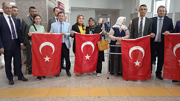 Devlet Hastanesinde Cumhuriyetin 100’ncü yılına özel Türk bayrağı dağıtıldı