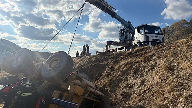 Devrilen İş Makinesi Altında Kalan Operatör Kurtarıldı
