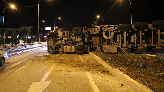 Devrilen tır 3 şeridi kapattı: 1 yaralı