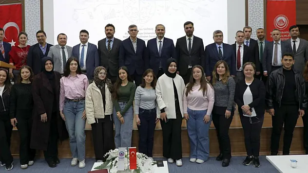 Dijital Çağda Eleştirel Düşünme Daha Önemli Hâle Geldi