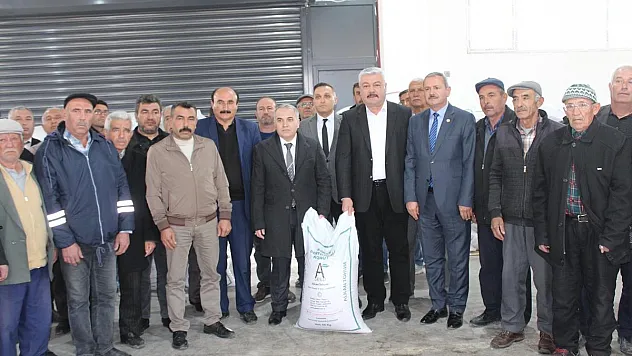Dinar'da çiftçilere yüzde 75 destekli nohut tohumu dağıtıldı