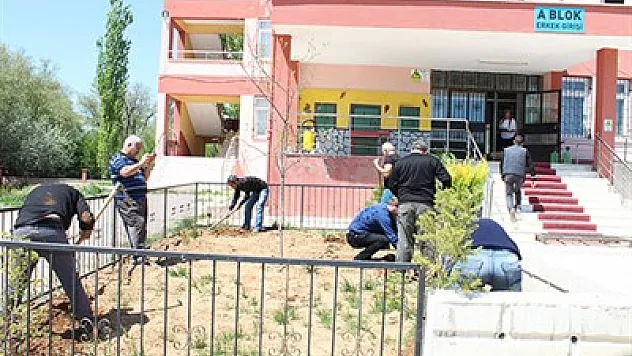 Dinar'da iki okulda fidan dikildi