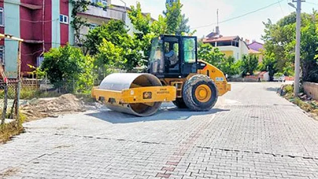Dinar’da kilitli parke taşı döşeniyor