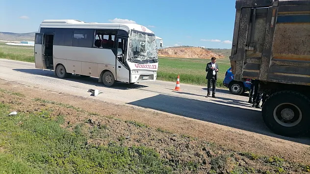 Direksiyon Hakimiyetini Kaybetti, Kamyona Çarptı: 3 Yaralı