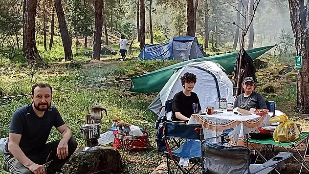 Doğa tutkunları Laçin'de kampın ardından çevredeki çöpleri topladı