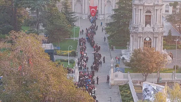 Dolmabahçe'de Atatürk İzdihamı