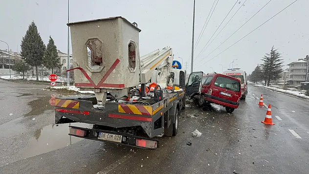 Domaniç'te Trafik Kazası: 4 Yaralı