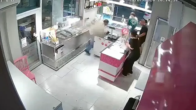 Dondurmacıdaki Cinayeti Kamerada. Önce Kameraya El Salladı, Sonra Vurdu